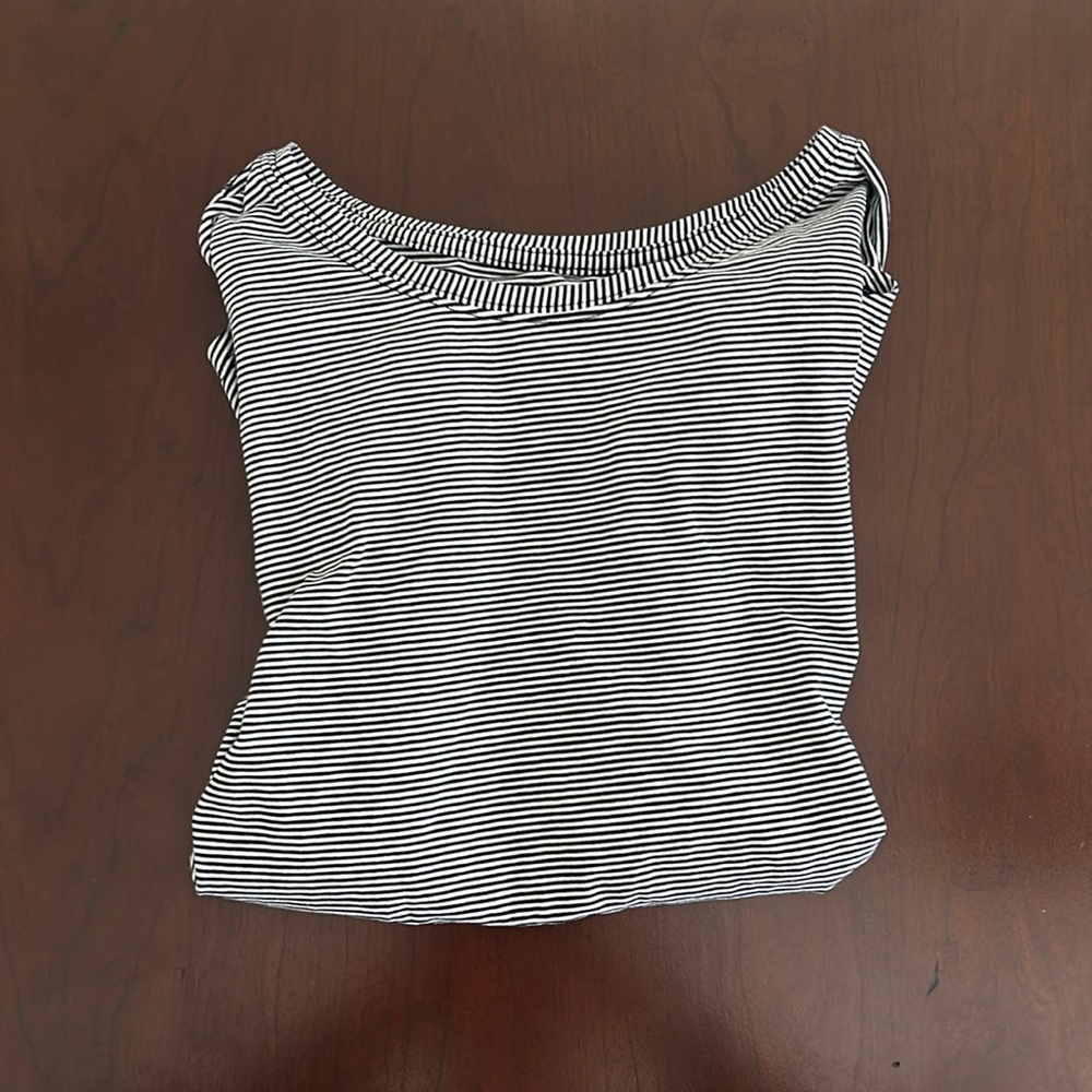 Black and white lululemon shirt